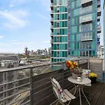 Stratford Skyview Apartment